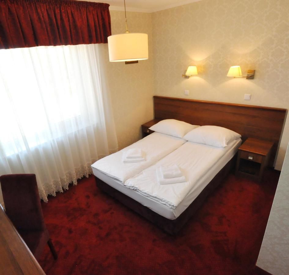 Отель Hotel Chabrowy Dworek Тересин-8