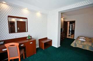Отель Hotel Chabrowy Dworek Тересин Улучшенный номер-студио-9