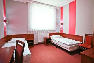 Отель Hotel Chabrowy Dworek Тересин Двухместный номер с 2 отдельными кроватями-1