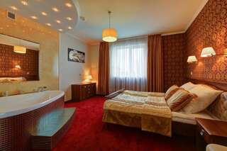 Отель Hotel Chabrowy Dworek Тересин Апартаменты с 1 спальней-1